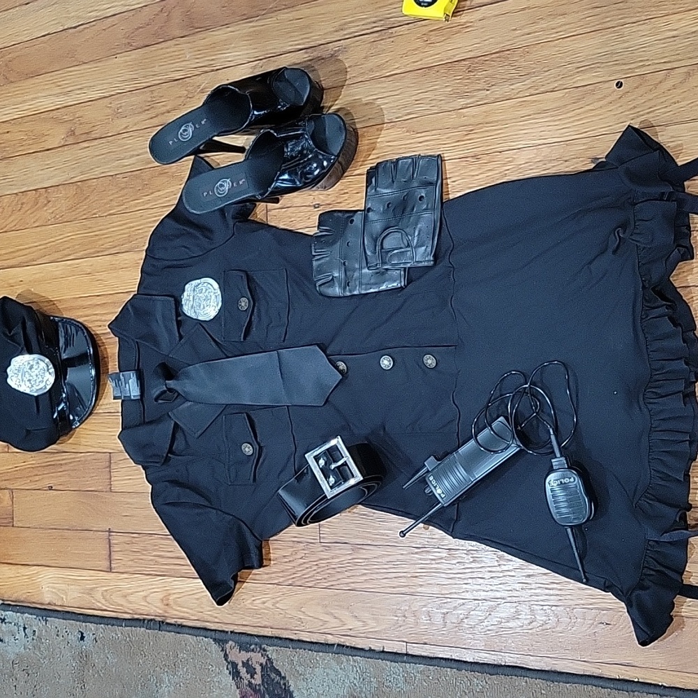 HALLOWEEN DIRTY COP COSTUME